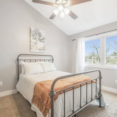 Cozy 2 Bed Townhome Near The Hospital Лафайет Екстериор снимка