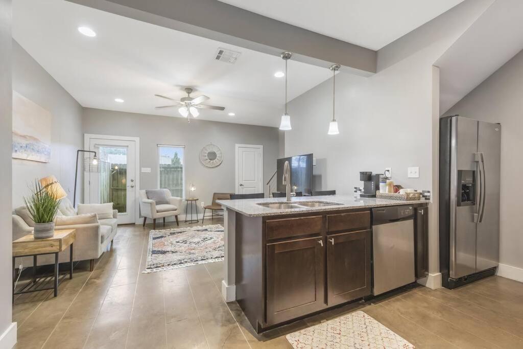 Cozy 2 Bed Townhome Near The Hospital Лафайет Екстериор снимка