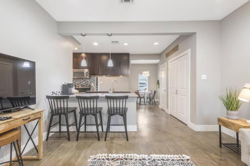 Cozy 2 Bed Townhome Near The Hospital Лафайет Екстериор снимка