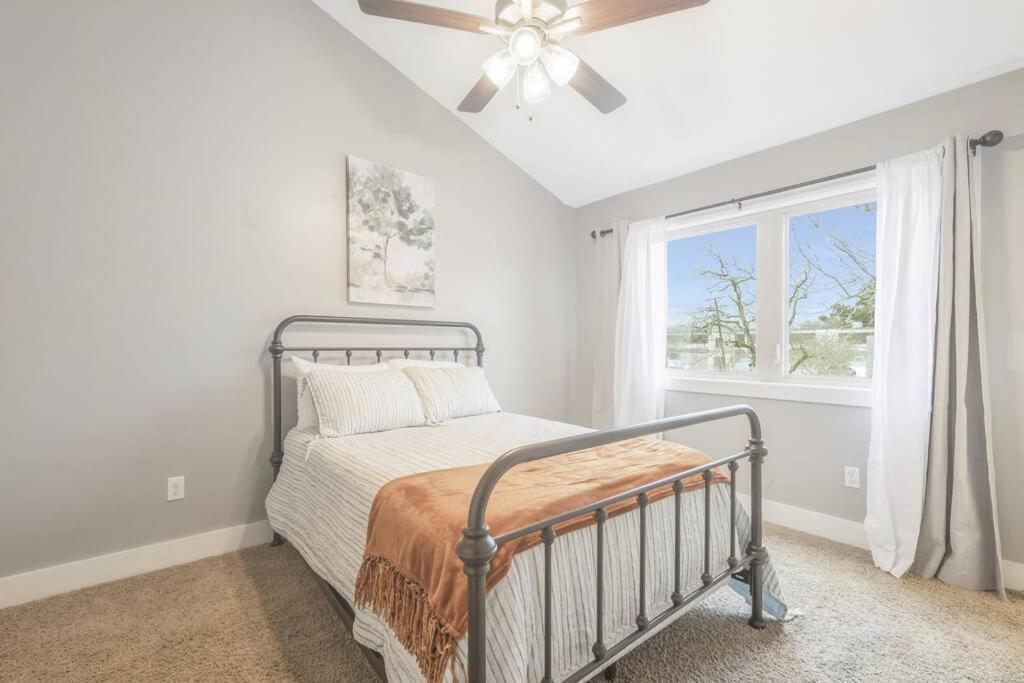 Cozy 2 Bed Townhome Near The Hospital Лафайет Екстериор снимка