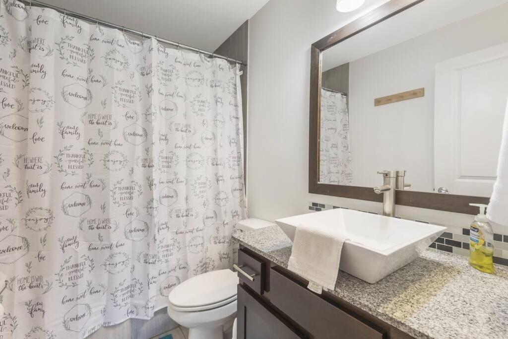 Cozy 2 Bed Townhome Near The Hospital Лафайет Екстериор снимка
