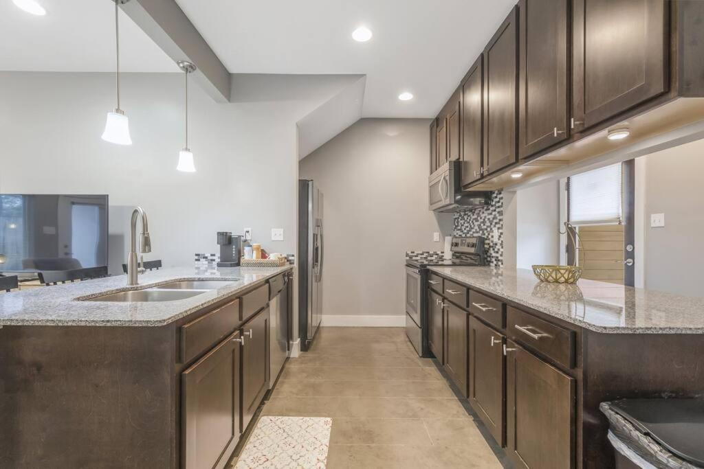 Cozy 2 Bed Townhome Near The Hospital Лафайет Екстериор снимка